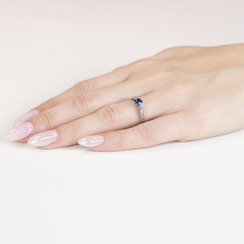 Pierścionek zaręczynowy SAVICKI: białe złoto, niebieski szafir